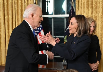 Joe Biden saluda a Kamala Harris tras su discurso.
