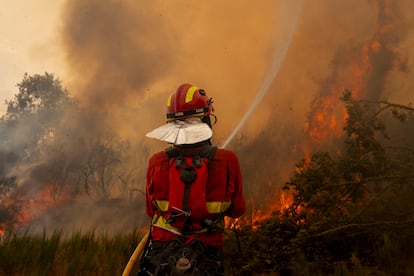 Un miembro de la UME trabaja este martes en sofocar el incendio en Chandrexa de Queixa (Ourense).
