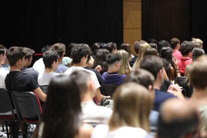 Jóvenes en el inicio del curso en un colegio de la Alameda de Osuna en Madrid.