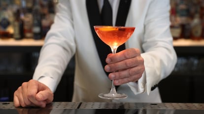 David Pérez, barman del Hotel Mandarin Oriental Ritz de Madrid prepara un cóctel Lucien Gaudin en la barra del bar Pictura, en el interior del hotel.