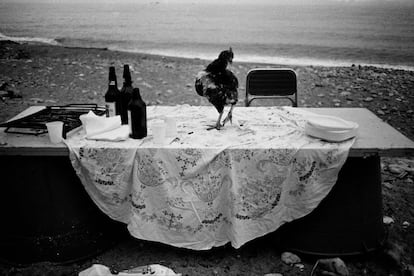 En la playa de la Arenella, la fiesta se acabó. Palermo, 1986.