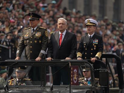 López Obrador con los comandantes del Ejército y Marina, el 16 de septiembre en Ciudad de México.