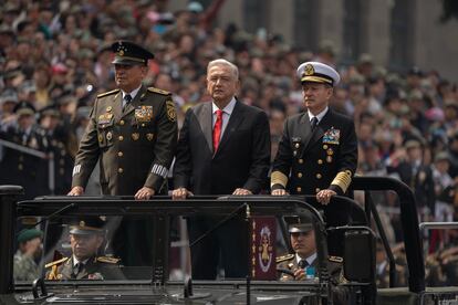 López Obrador durante el desfile del 213 aniversario de la Independencia de México