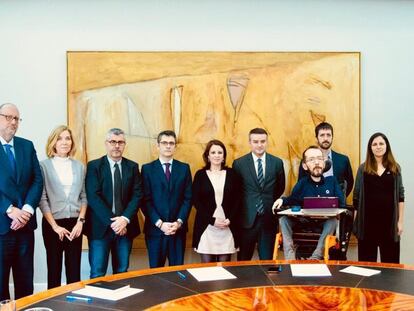 Los asistentes a la reunión de ambas delegaciones de los partidos en La Moncloa.