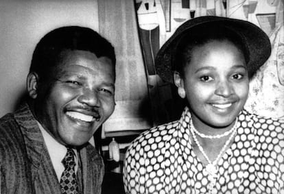 O então presidente do partido do Congresso Nacional Africano de África do Sul, Nelson Mandela, no dia de seu casamento com Winnie Mandela, em maio de 1958.