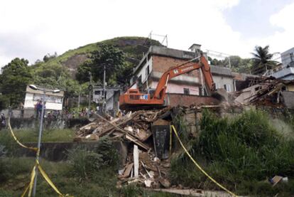 Obras de demolición en el Morro do Urubu, afectado por los derrumbamientos de la pasada semana.