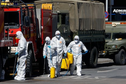 A Military Emergency Unit (UME) team disinfecting the streets of Málaga on Monday.