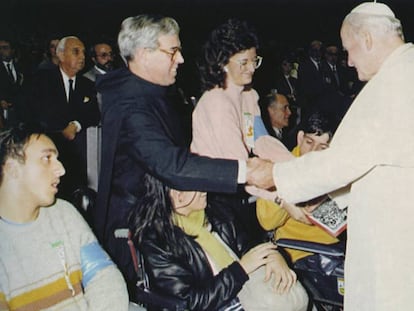 El monje de Montserrat Andreu Soler, en una fotografía de 1988 junto al papa Juan Pablo II, en Roma.