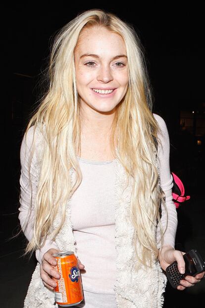 Ni rastro del cutis adolescente en el rostro de Lindsay Lohan. A sus 25 años, la actriz está tan curtida en polémicas, adicciones e intervenciones que sin maquillaje parece tener por lo menos 10 años más.
