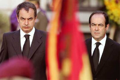 El presidente del Gobierno, Jos Luis Rodrguez Zapatero, junto al ministro de Defensa, Jos Bono.