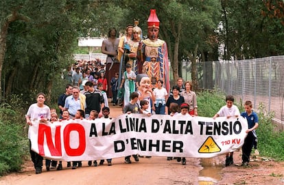 Manifestació a Llagostera en contra de la construcció de la línia elèctrica al massís de les Gavarres el 2001.