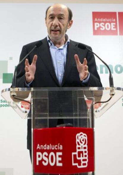 Rubalcaba, ayer antes de la reunión que mantuvo con delegados y militantes de Sevilla.
