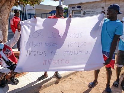 Protesta de subsaharianos en el CETI Melilla, este lunes.