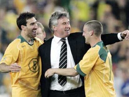 Guus Hiddink celebra la victoria con Vidmar (a la izquierda) y Culina.