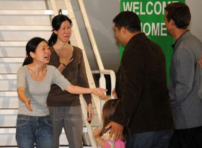 Las periodistas Laura Ling (2 a la izquierda) y Euna Lee (Izq.) al momento de su llegada a California