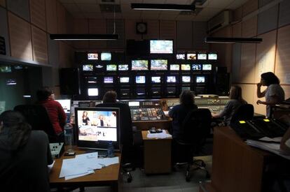 Empleados de la radiotelevisión pública griega (ERT) permanecen encerrados en la sede de la compañía.