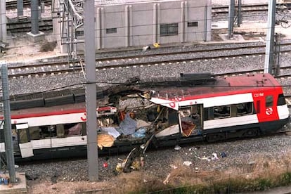 Restos de los vagones de uno de los trenes que estall cerca de la estacin de Atocha el 11 de marzo.