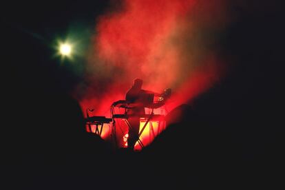 Nicolas Jaar durante su aparición en el escenario Corona del festival Ceremonia 2017.