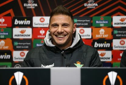 Joaquín, el capitán del Betis, sonríe ante los medios en la rueda de prensa oficial previa al duelo ante el Manchester.