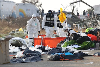 Personal de rescate e investigadores buscan entre los restos del avin siniestrado en el aeropuerto de Muan (Corea del Sur), este domingo. 