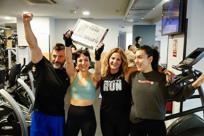 Celebración del tercer premio de la Lotería de Navidad en un gimnasio del barrio de Mirivilla, en Bilbao.