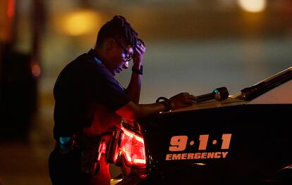 Un agente de la policía llora la muerte de cinco compañeros a manos de varios francotiradores en Dallas (Estados Unidos), el 8 de julio de 20116.