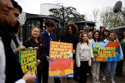 La activista Greta Thunberg junto a los seis jóvenes portugueses que habían denunciado a 32 países, este martes en Estrasburgo. 