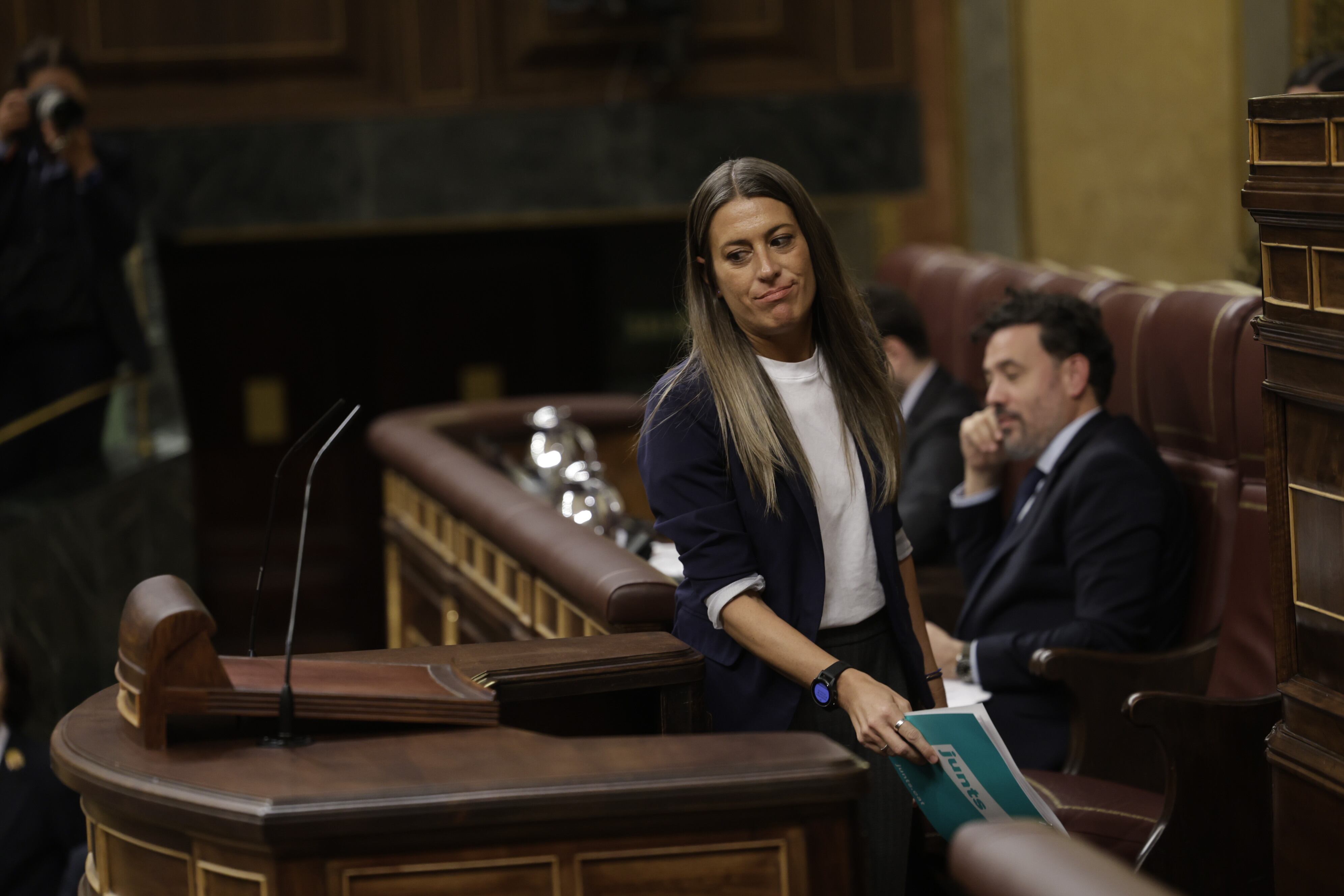 Míriam Nogueras, portavoz de Junts en el Congreso, se dirige al estrado par dar la réplica a Pedro Sánchez.