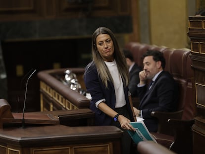 Míriam Nogueras, portavoz de Junts en el Congreso, da la réplica a Pedro Sánchez en el debate de investidura, este miércoles.