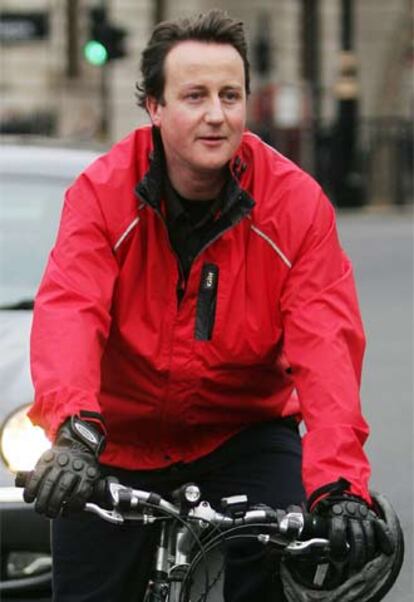 David Cameron llega en bicicleta a la Cmara de los Comunes, ayer.