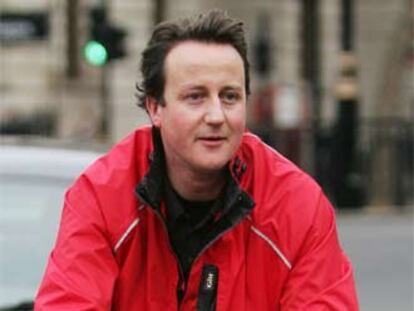 David Cameron llega en bicicleta a la Cámara de los Comunes, ayer.