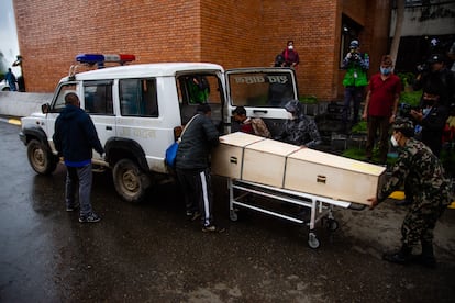 Traslado de un ataúd con el cuerpo de un trabajador nepalí fallecido en Qatar en Katmandú, en junio de 2020.