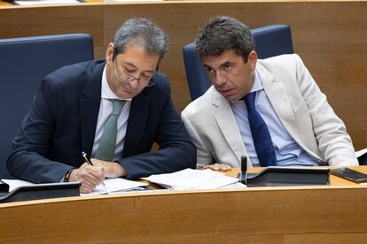 El presidente de la Generalitat, Carlos Mazón, conversa con el vicepresidente primero del Consell y consejero de Cultura y Deporte, Vicente Barrera, en las Cortes, este miércoles.