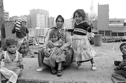 Una mujer y un grupo de niños fotografiados por Esteve Lucerón en el barrio de la Perona de Barcelona, 13 de abril de 1981.