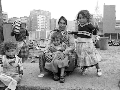 Una mujer y un grupo de niños fotografiados por Esteve Lucerón en el barrio de la Perona de Barcelona, 13 de abril de 1981.
