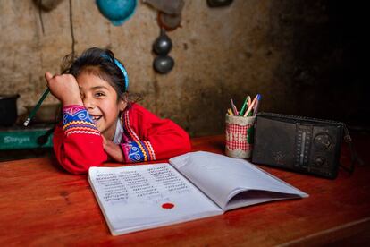 Zenaida, de seis años, usa la radio para hacer los deberes desde su casa en Cusco, Perú.