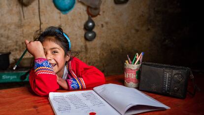 Zenaida, de seis años, usa la radio para hacer los deberes desde su casa en Cusco, Perú.