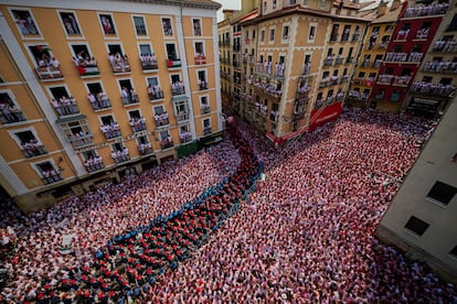 La banda municipale si fa strada tra la folla durante la celebrazione del chupinazo nella piazza del municipio di Pamplona.