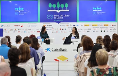 Encuentro con la escritora Sara Torres, presentado por la periodista de El País, Andrea Nogueira, en la Feria del Libro de Madrid de 2024. 
