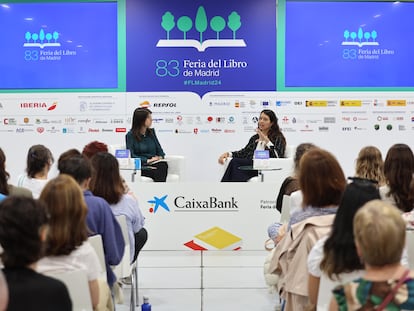 Encuentro con la escritora Sara Torres, presentado por la periodista de El País, Andrea Nogueira, en la Feria del Libro de Madrid de 2024.
