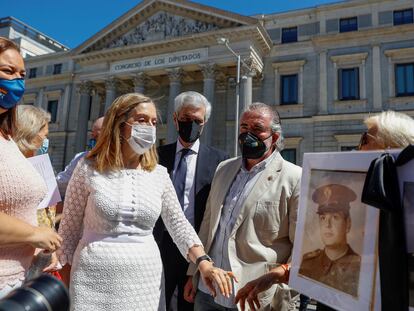 La vicesecretaria de Política Social del PP, Ana Pastor, en la concentración de la Asociación de Víctimas del Terrorismo frente al Congreso, en cuyo interior se ha celebrado este domingo un acto institucional en homenaje a las víctimas del terrorismo.