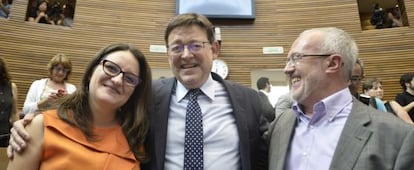Ximo Puig, tras ser investido presidente de la Generalitat, con M&ograve;nica Oltra de Comprom&iacute;s y Antonio Montiel de Podemos.