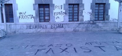 Fotografía de las pintadas de Arrigorriaga, publicada en la cuenta de Twitter de Itxaso Atutxa.
