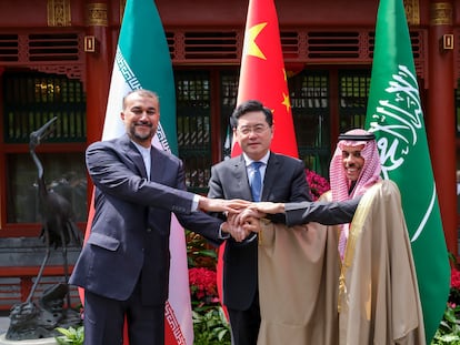 El ministro de Asuntos Exteriores de Irán, Hossein Amirabdollahian, se da la mano con su homólogo saudí, el príncipe Faisal bin Farhan Al Saud, y su homólogo chino, Qin Gang, en Pekín, el pasado 6 de abril.
