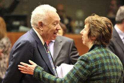 El ministro de Exteriores español, José Manuel García Margallo, habla con Catherine Ashton, ayer en Bruselas.