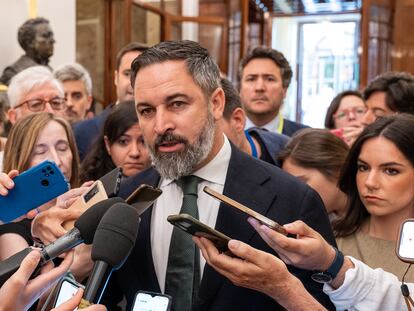 El líder de Vox, Santiago Abascal, atiende a los medios este jueves en el Congreso de los Diputados.
