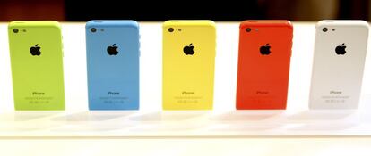 El nuevo iPhone 5 C está disponible en cinco colores.