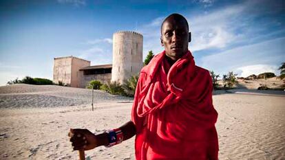 El extraño caso del masai que vigilaba el castillo medieval de un italiano hortera en una playa de Kenia