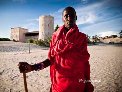 El extraño caso del masai que vigilaba el castillo medieval de un italiano hortera en una playa de Kenia