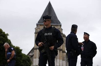 Varios polic&iacute;as vigilan los alrededores de la iglesia de Saint Etienne du Rouvray, Normand&iacute;a.